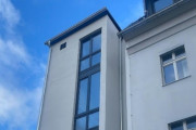 Personenaufzug und Fluchttreppenhaus