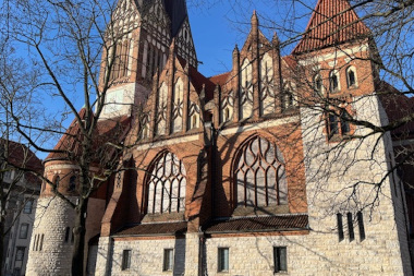 Restaurierte Ostfassade der Glaubenskirche St. Antonius und St. Schenouda am Roedeliusplatz in Berlin-Lichtenberg