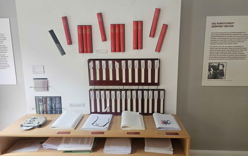 Bücher in Punktschrift und in Schwarzschrift am Beispiel von Büchern aus der Reihe Harry Potter
