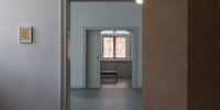 Blick durch eine Türöffnung in zwei hintereinander liegende leere Räume