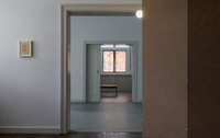 Blick durch eine Türöffnung in zwei hintereinander liegende leere Räume