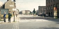 2 West-Berliner Polizisten vor Absperrung Bernauer Straße/Gartenstraße im August 1961