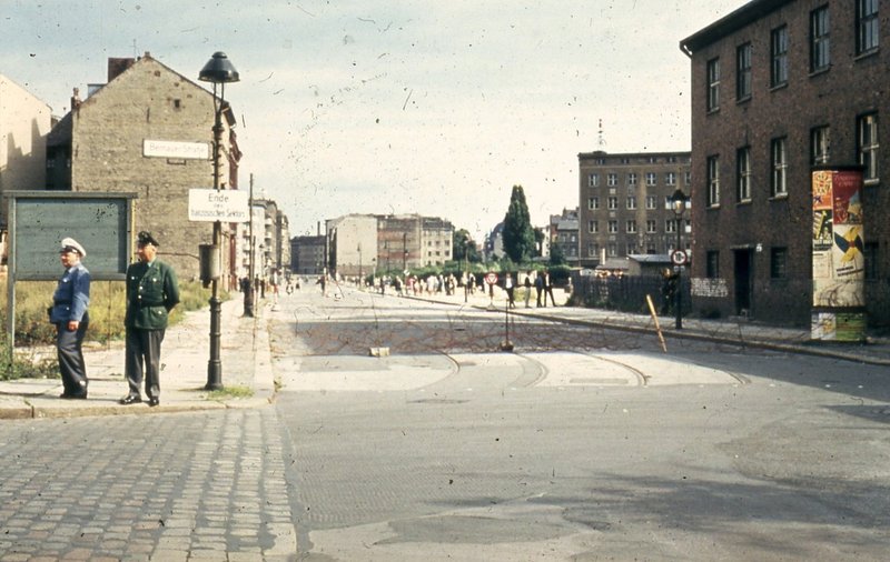 2 West-Berliner Polizisten vor Absperrung Bernauer Straße/Gartenstraße im August 1961
