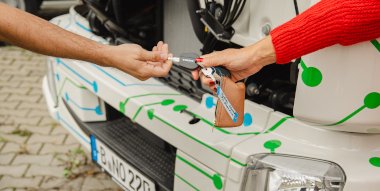 2 Hände bei Schlüsselübergabe vor dem LKW