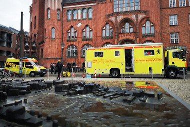 Einsatzleitwagen 2 des ASB vor rotem Backsteingebäude