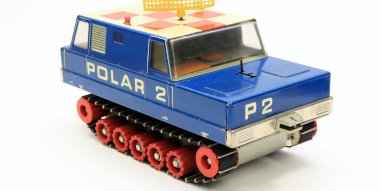 Polar 2, 1960 - 1970 (um 1965); Blechspielzeug, chromolithografiert. Raupenketten aus Gummi. Metallstreifen aus Stahl. Räder und andere Teile (u.a. Fenster) aus Kunststoff, 16,50 cm x 27,50 cm x 13 cm