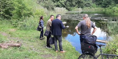 4 Personen stehend am See zur Abstimmung einer ökologischen Aufwertung am Vierling mit dem zuständigen Bezirksamt